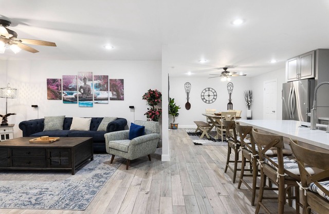 Spacious house w/hot tub/Lawn/Fire pit - mins to old town/ASU. Pet Friendly!
