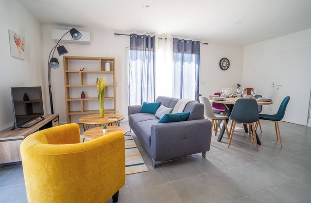 Spacious house with air conditioning, garden and parking.