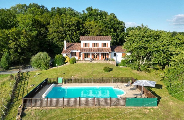 Spacious house with private pool, wifi and parking in Lanouaille