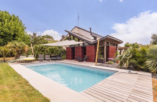 Spacious house with heated pool, pets allowed
