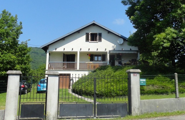 Spacious house with large fenced garden
