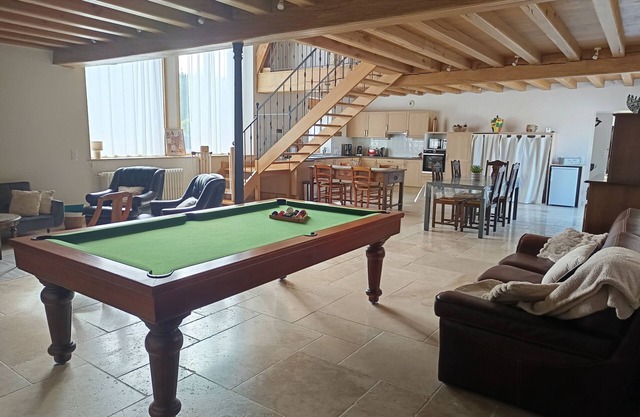Spacious house with pool table and table soccer