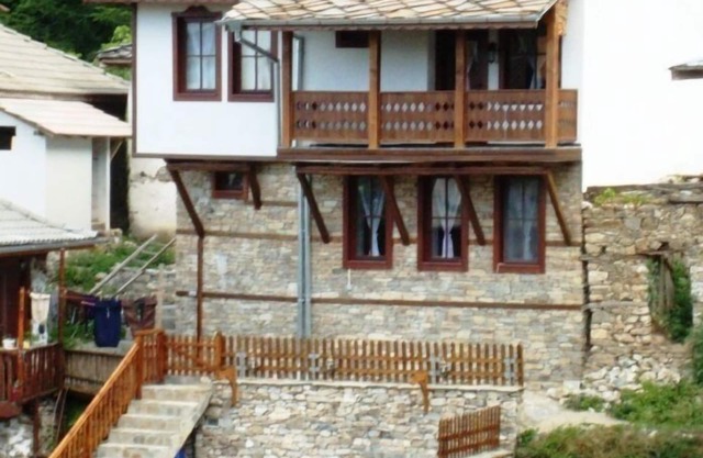 Spacious house with terrace and balcony with good views, comfortable furnishings