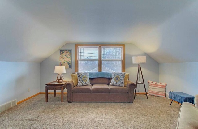 Spacious King Suite near Hall of Fame/Hwy/Airport
