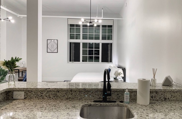 Spacious King Suite Near Inner Harbor