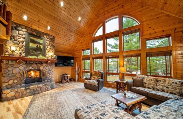 Spacious Lakefront Lodge, Kayaks/Canoes Included! Pet Friendly!