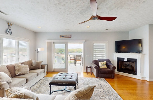 Spacious lakefront townhouse w/shared pool, hot tub & tennis courts