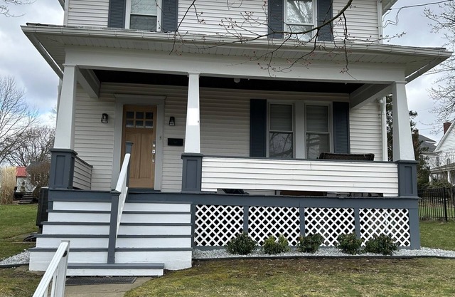 Spacious Ligonier Home 3/3 .3m to downtown. New amenities, central heat, A/C!