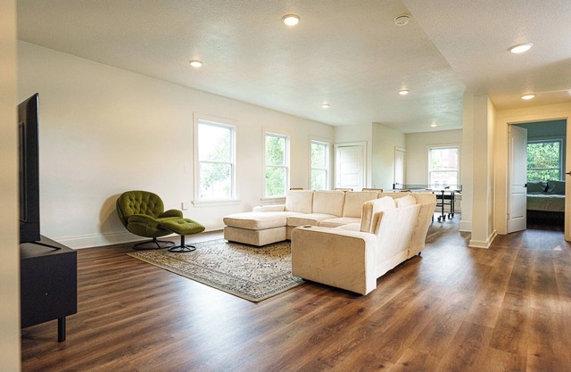 Spacious loft sleeps 8 in downtown KC with WiFi, AC, Laundry, High Walkability