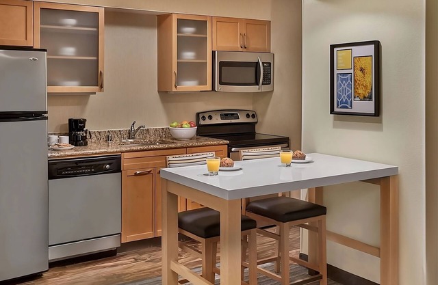 Spacious Loft Suite with Fully-equipped Kitchen! W/Pool & Sports Court Onsite!