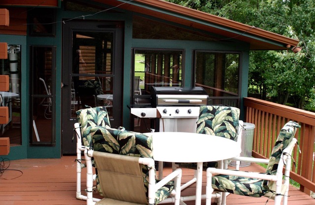 Spacious Log Cabin Perfect for Families and Pets