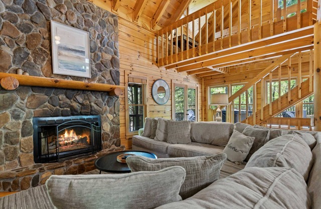 Spacious Log Cabin with Hot Tub & Fire Pit by Lake Blue Ridge 9 Guests