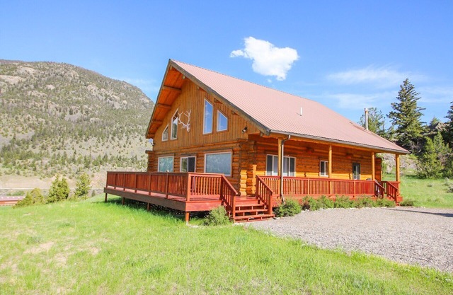 Spacious Log Home near Yellowstone Park/Gardiner. Sleeps up to 12, deck and view