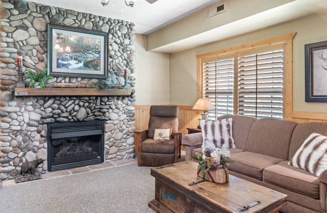 Spacious, Luxury 2BR+Loft Cabin with Fireplace & Balcony - Close to Entertainment!