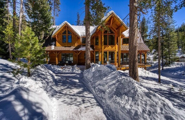 Spacious Luxury Cabin/Home on Private Lake w/Hot Tub & Amazing Views - Bend