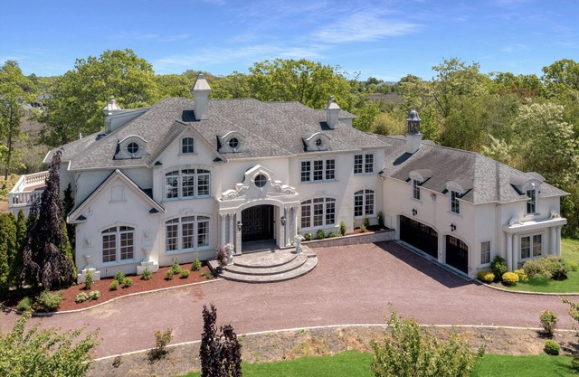 Spacious Luxury Home in Long Island, New York