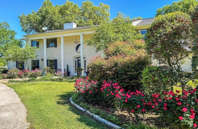 Spacious Madisonville Estate w/Grill & Pond Views
