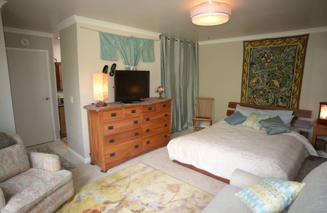 Spacious Master Bedroom, Private Bath & Entrance, Deck, 2 day min, 2 person max.