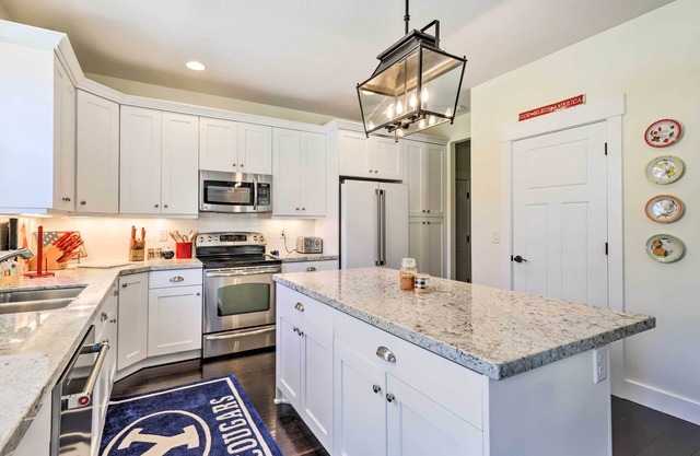 Spacious Midway Home w/ Balcony + Mtn Views!