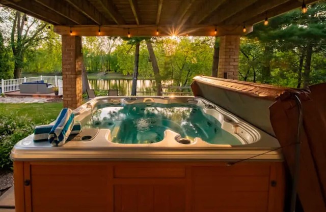 Spacious Mississippi River Retreat-Hot Tub, Massage Chair & Room for 16