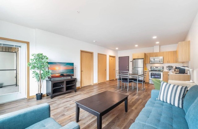 Spacious Modern 1BR 1BA | Downtown Redmond - 2