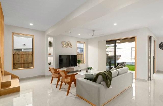 Spacious Modern 6BR Family Home in Pallara QLD