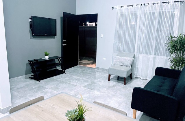 Spacious, Modern apartment near the Airport
