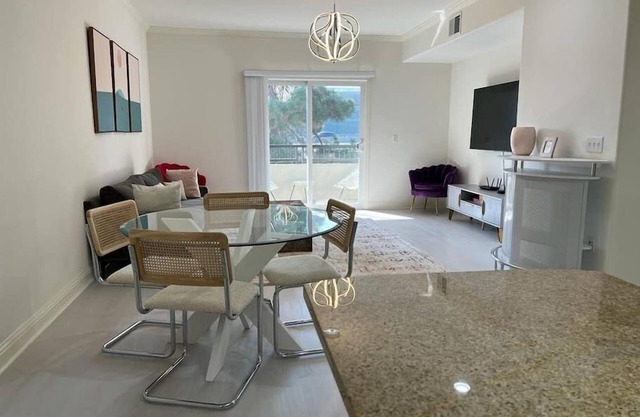 Spacious Modern Apt w/amenities