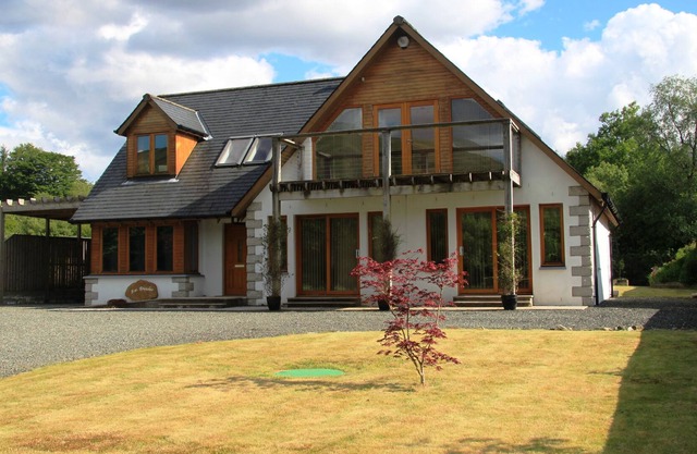 Spacious Modern Family House with Mountain Views.