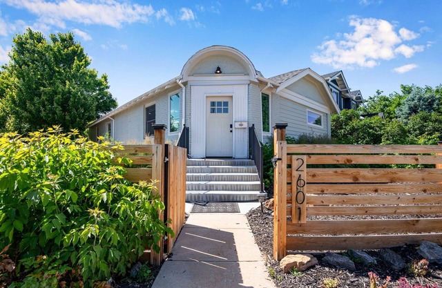 Spacious Modern | Groups |Family |Sloans lake