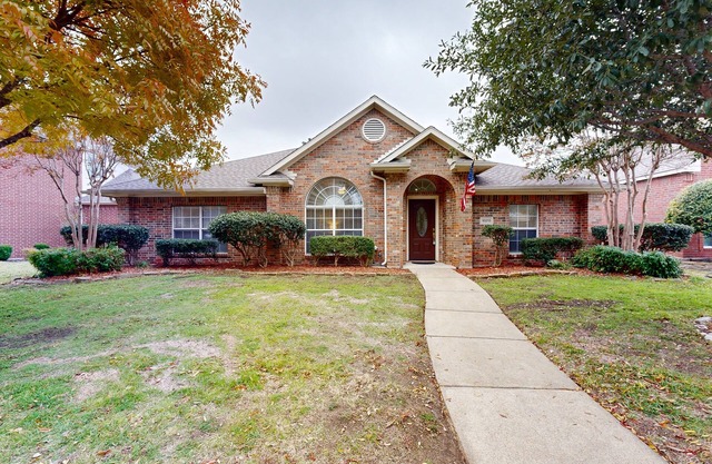 Spacious modern home with game room, patio, backyard & BBQ