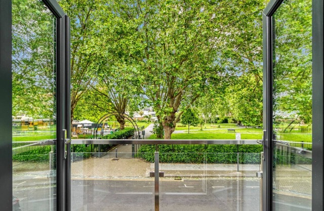Spacious Modern House 3BR 3BA Balcony Park View