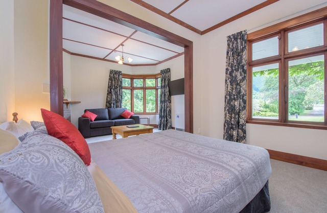 Spacious, Modern Studio Apartment below Coronet Peak