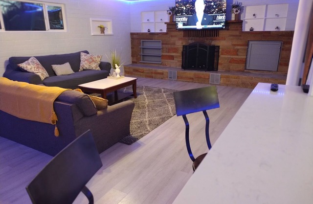 Spacious Modern 3bd 2bath/70" 4K LED TV & Firepit with outdoor seating for 10!