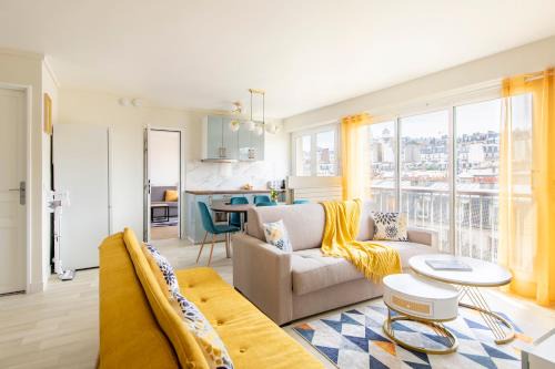 Spacious Montmartre Apartment - Sacré-Cœur View & Balcony