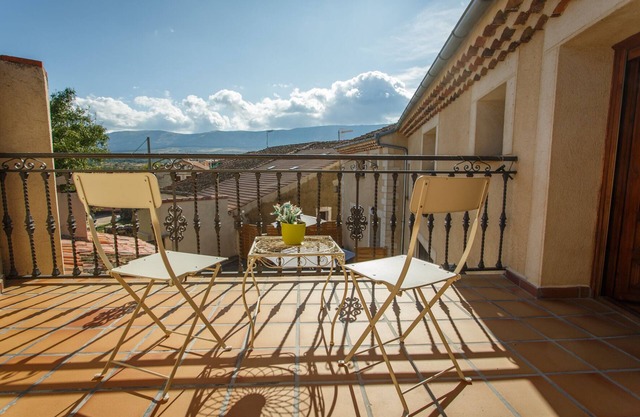 Spacious Mountain house with 4 bedrooms, 5 bathrooms, patio and fireplace