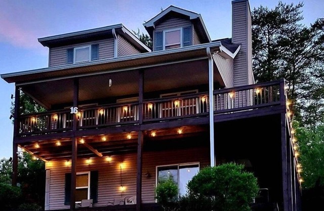 Spacious mountain home in Helen Georgia! Innsbruck Golf & Spa communityHOT TUB!