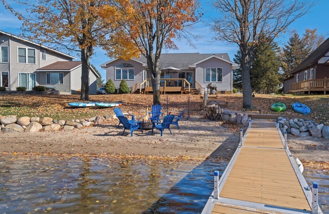Spacious, newly furnished 4-bedroom beachfront house in Canadian Lakes