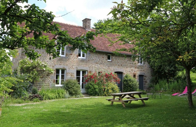 Spacious Normandy Getaway: 6-Bedroom Home with All Amenities, Large Garden, EV Charging, Pet Friendly