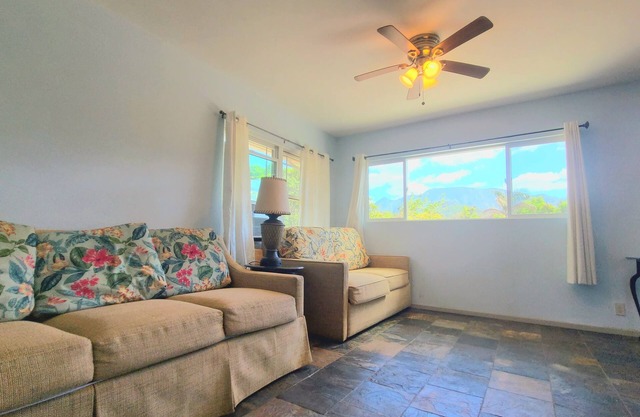 Spacious North Shore cottage with lush mountain scenery in the country!