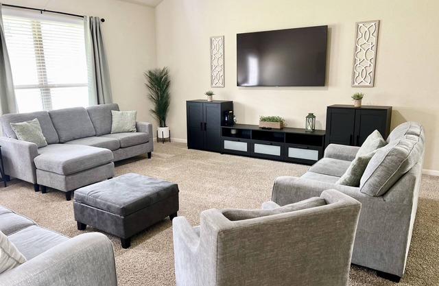 Spacious Oasis 5BR/4BA Lackland AFB BMT Riverwalk!