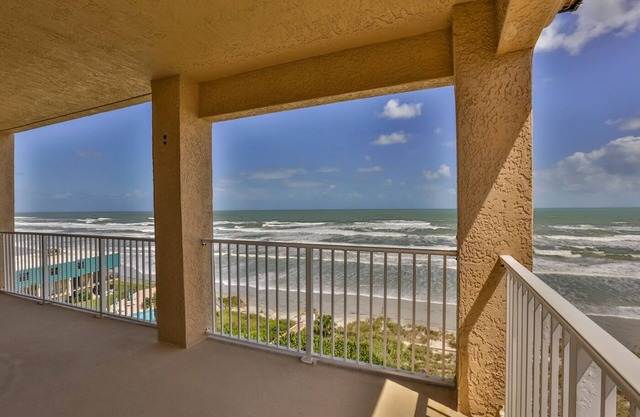 Spacious Oceanfront, Corner, Condo, Walking Distance to Flagler, Hot Tub