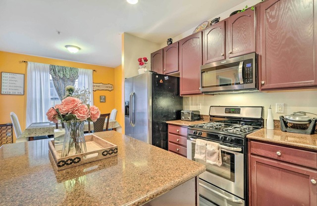 Spacious Odenton Townhome: 21 Mi to Baltimore
