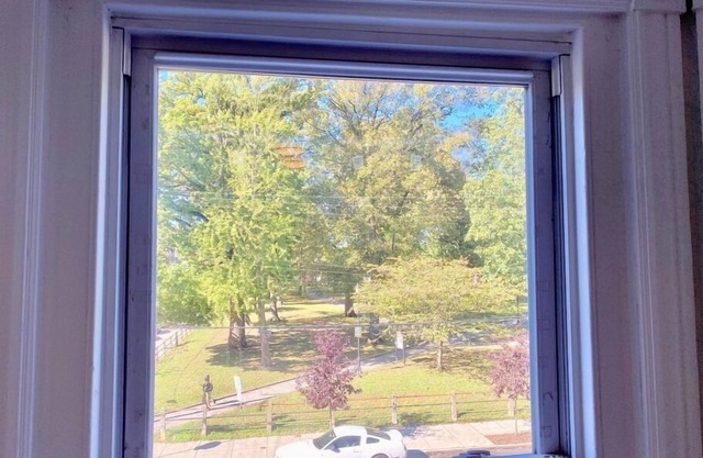 Spacious One Bedroom Overlooking Park, Near UPenn