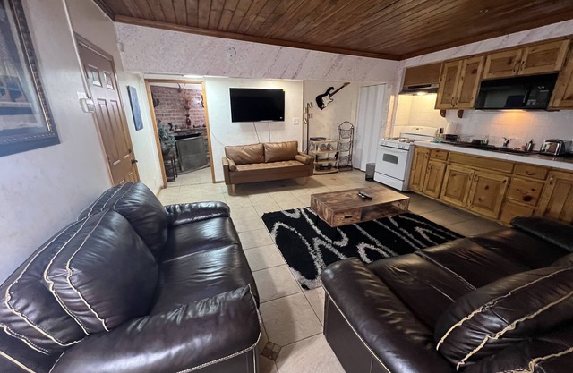 SPACIOUS ONE BEDROOM APARTMENT VERY CLOSE TO VENICE BEACH with washer/dryer