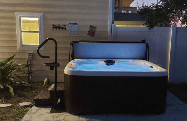 Spacious, pet friendly unit, salt water hot tub, pool table, 2 blocks to beach!