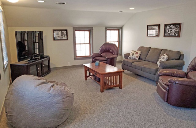 Spacious, Pet Friendly Apartment in the Heart of Downtown
