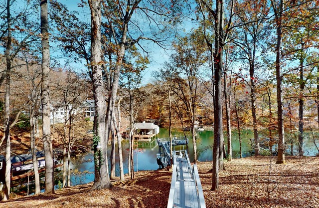 Spacious pet friendly house w/hot tub, kayaks, air hockey, deck & patio