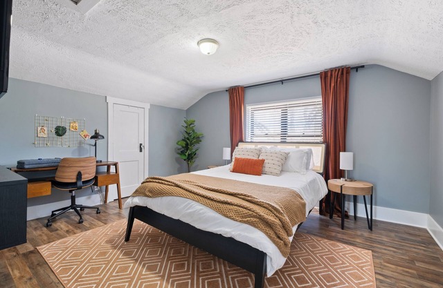 Spacious, Private Bedroom Prime Location Near UNMC/Blackstone - Shared House