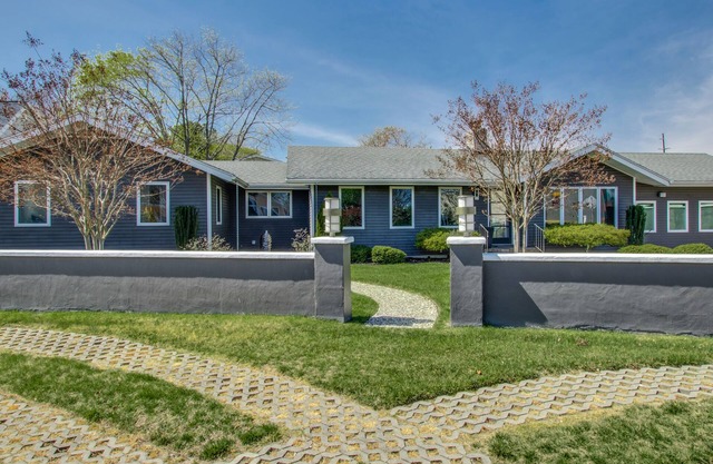 Spacious Ranch Style House W/Hot Tub, Fireplace, and Game Room